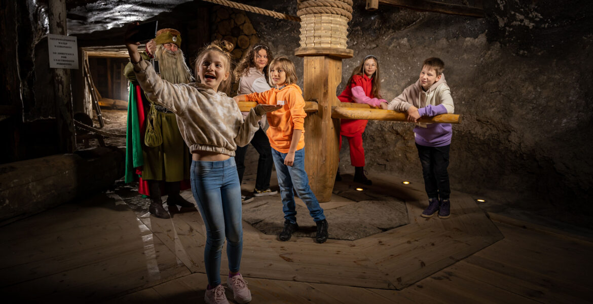 Zaskakujące wycieczki szkolne – integracja klasy, konkursy i zadania terenowe pod ziemią